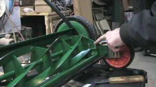 How a push reel mower works  Scotts Classic 20quot example [upl. by Soule]