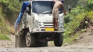 Truk Hdx 4x4 Menerobos Tanjakan Extreme Di Perbatasan Bintuni Menuju Wamena [upl. by Atwater]