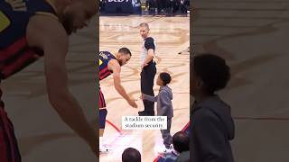 Steph Curry gave this kid a high 5 after he ran onto the court shorts nba stephcurry [upl. by Aridan]