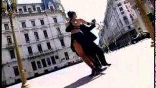 Reliquia Portena Tango Dancing en quotPlaza de Mayoquot [upl. by Winnie]