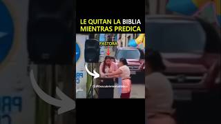 En Plena Predica en la Calle Le Quitan la Biblia [upl. by Moon]