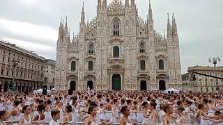 ROBERTO BOLLE PIAZZA DUOMO BALLO IN BIANCO [upl. by Katee421]