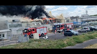 Pożar hali w Luboniu Alarmowo 22 zastępy OSP i PSP oraz 5 radiowozów Policji i Straży Miejskiej [upl. by Isayg]