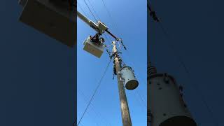 Hanging transformers at the Elite Lineman Training Institute elitelineman [upl. by Nnyrat989]