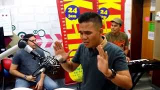 Roman Cinta  Mojo  Jom Jam Akustik  11 Mac 2015 [upl. by Aramanta225]