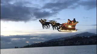 🎅🏻 🛷 Papa Noel VOLANDO en su trineo en Montreux [upl. by Philipa]