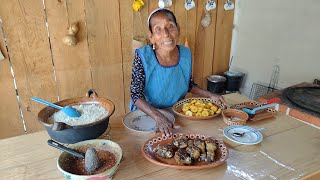 Cocinando Un Rico Pollo Frito Con Platanos Fritos Salsa y Sopa De Arroz  DOÑA LUPITA [upl. by Llebanna878]