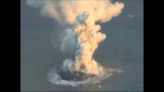 Vulkan in Japan lässt neue Insel entstehen  Japan volcano raises new island [upl. by Aneehs]