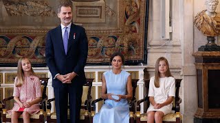 Felipe VI Letizia Leonor et Sofia dEspagne leur été à Majorque chamboulé [upl. by Alecram898]