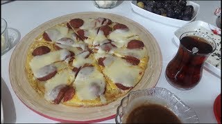 Pratik Kahvaltılık Tavada Patatesli Pizza Tarifi  2 Dakika da PİZZA [upl. by Wanda]