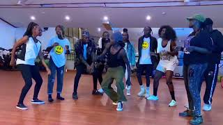 Pour me water by kizz Daniel dance video [upl. by Supmart]