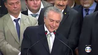 O capeta tentando sair do corpo de Michel Temer durante pronunciamento [upl. by Xuaegram]