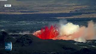 Islanda nuova spettacolare eruzione del vulcano Evacuati residenti [upl. by Furlong]