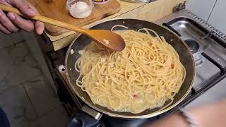 Pasta con aglio olio e peperoncino  come fare la pasta  pasta con aglio [upl. by Ahtebbat]