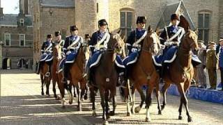 Politiediensten kleuren Binnenhof blauw [upl. by Ttihw]