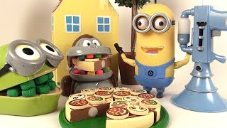 Shrek et le Singe Mangent de la Pizza en bois à découper avec le Minion Parlant [upl. by Zenobia927]