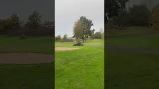 De Indo Greenkeeper is aan klepelmaaier maaien op een golfbaan [upl. by Mirella]