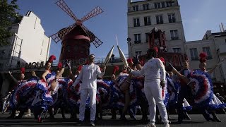 No comment  French Cancan devant le Moulin Rouge pour la flamme olympique [upl. by Letnwahs492]