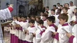 Pueri Cantores Capella Sistina  Ave Regina coelorum [upl. by Ynafets6]