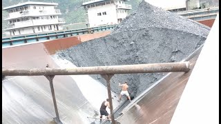 Barge unloading 3000 tons of phosphorite ore Part 2 Empty the barge  Relaxing video [upl. by Nimzzaj]