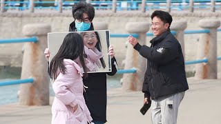 Complimenting Strangers in a Special Way  Social Experiment “你身后的女生真好看”听到这句话，女生转头看到了镜子里的自己 [upl. by Aihsema340]