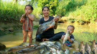 Meet giant fish catch fish trap fish with your children to sell at the market  cook food for pigs [upl. by Sebbie]