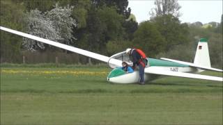 Ein Segelflugzeug landet auf dem Flugplatz [upl. by Ravi]