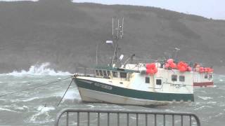 Bateau à lintérieur du port du Conquet lors de la tempête Ulla  Très grosse mer Finistère [upl. by Uamak767]