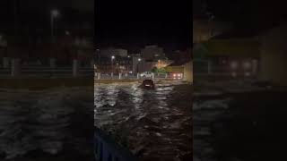 Coche flotando en el río Turia en la provincia de valencia a [upl. by Nahtiek]