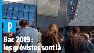 Bac 2019  des grévistes devant un lycée à SaintOuen [upl. by Zebulen430]