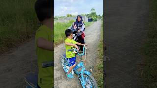 Ditinggal mami jemput kakak keripikkentangmasboy shorts comedy humor youtubeshorts fyp [upl. by Anavi259]