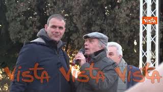 Enrico Montesano sul palco dei No Vax a Roma quotLa gente come noi non molla maiquot [upl. by Aietal39]