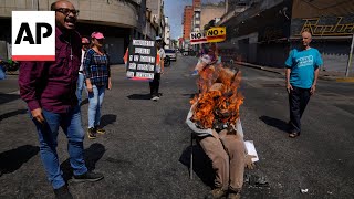 Effigies of political leaders set on fire as part of Judas burning tradition in Venezuela [upl. by Jerrome]