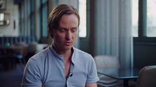 DIE GOLDFISCHE  Tom Schilling über den Reiz am Projekt  Ab 22319 im Kino [upl. by Elenaj]