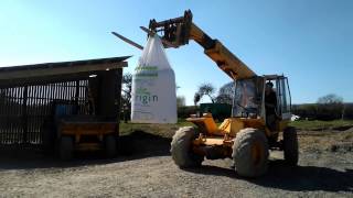 JCB 5204 Telehandler Loading Fertiliser Into Spinner 842017 [upl. by Willette]