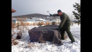 下大雪，大海给十几只流浪狗盖窝过冬天，71岁老妈煮鸡肝喂它们 [upl. by Matthia]