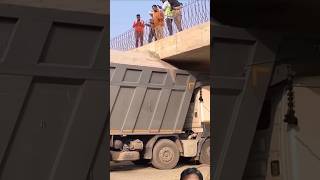 Load Jada krne ki bajah se hua yetruckoverloadshortsvideo [upl. by Neufer]