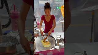 Puy roti lady bangkok Famous women selling roti Saladaeng Bangkokโรตีร้านดัง ศาลาแดง [upl. by Arracahs]