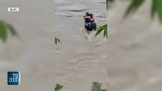 Friuli tre ragazzi dispersi nel fiume Natisone Labbraccio prima della piena [upl. by Eon703]