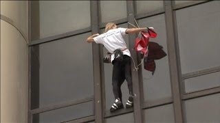 Le Spiderman français escalade la tour Montparnasse en hommage aux victimes au Népal [upl. by Tooley648]