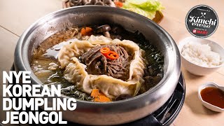 NYE Korean Dumpling Jeongol  만두 전골  Koreanstyle Hot Pot for the New Year [upl. by Wiersma519]