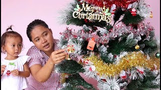 Balita Lucu Menghias Pohon Natal  Unboxing Chrismas Tree with Kid  Merry Christmas 2018 [upl. by Anial]