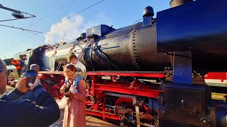 Die feierliche Ankunft und Abfahrt einer antiken Dampflokomotive am Wiesbadener Bahnhof [upl. by Romeo]