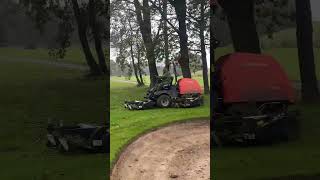 De Indo Greenkeeper is aan klepelmaaier op een golfbaan [upl. by Nosauq]