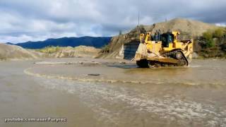 Артель Челбанья Переправа на бульдозере Caterpillar D10T для замены убитой молнией опоры ЛЭП [upl. by Pickford]