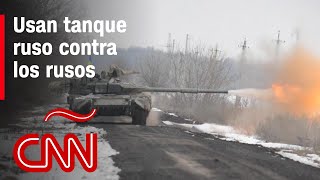 Soldado ucraniano usa un tanque ruso abandonado contra las tropas rusas [upl. by Stucker]