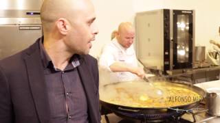 Restaurante Alfonso Mira en Fitur cocinando 🥘 Paella de arroz con conejo y caracoles [upl. by Ainna]