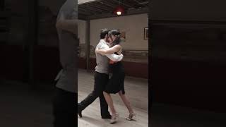 ¿Cómo se BAILA el TANGO ARGENTINO 🌹 SHORTS [upl. by Imoyaba]