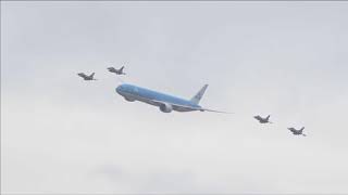 vier F16 straaljagers begeleiden Boeing 777300 boven Amsterdam [upl. by Shamma812]