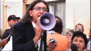 Gabriele Paolini a Piazza Montecitorio con Beppe Grillo e M5S [upl. by Marybella]